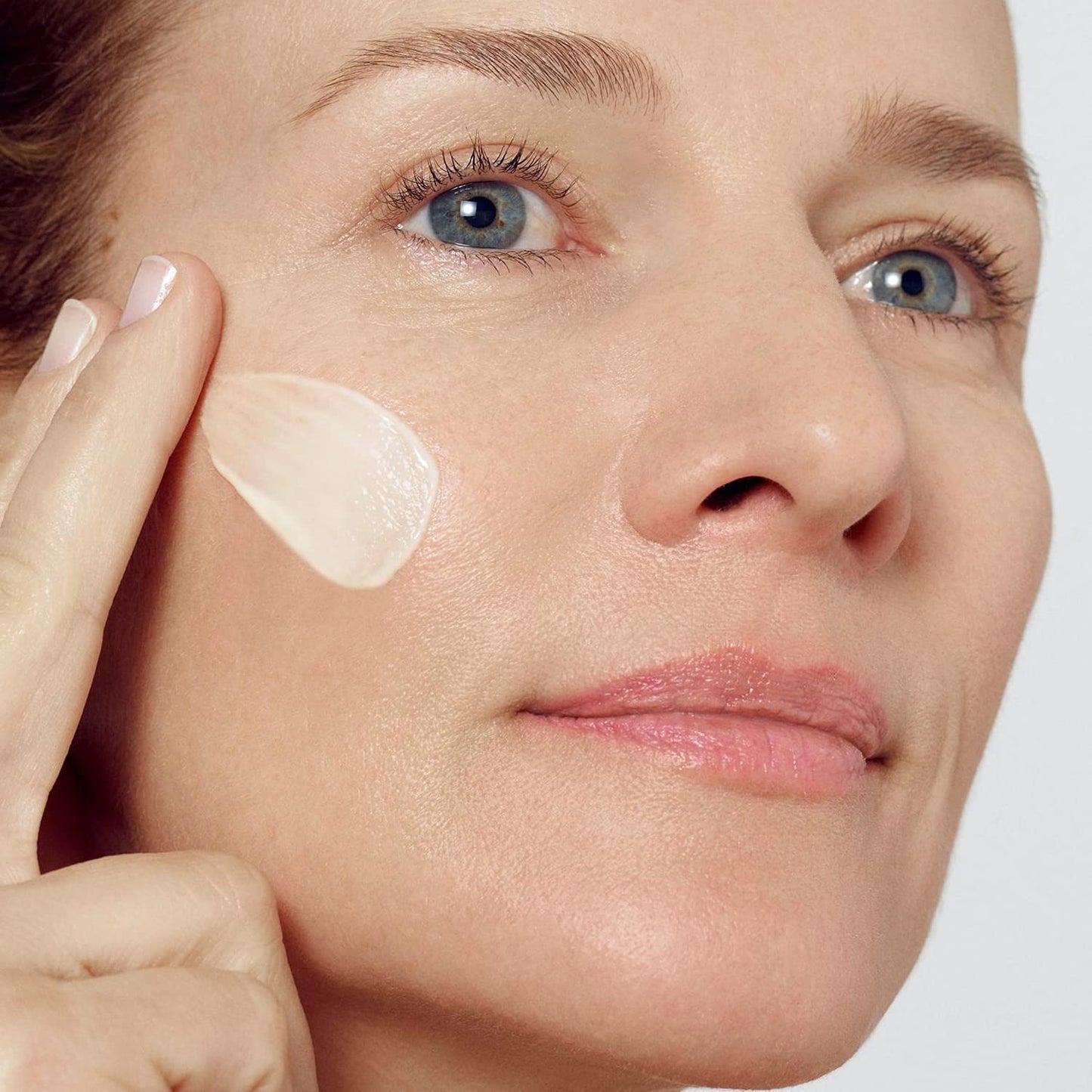 L'Oréal Paris Feuchtigkeitsspendende Tagescréme für Frauen: sorgt für ein strafferes Hautbild & stärkt die Hautschutzbarriere mit Pro-Elastin & Bienenwachs (Cera Alba)Revitalift, 1x 50ml
